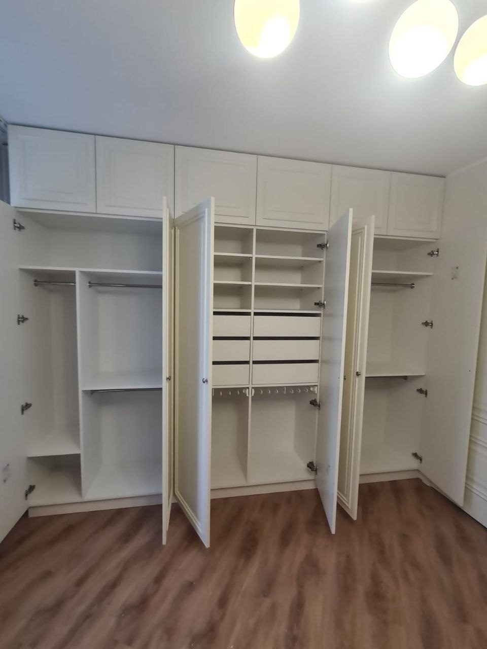 Снежник - Распашной шкаф до потолка с классическими фасадами